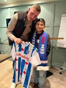 andries noppert met winnaar shirt Ramin